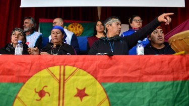Orlando Carriqueo (centro) es el vocero del  Parlamento Mapuche de Río Negro. Archivo