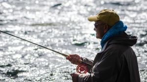 En este paraíso de Neuquén se puede pescar en octubre: cañas, moscas y secretos para ir por las mejores truchas