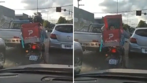 Un motociclista llevó a su hijo en una caja de delivery: qué dijo