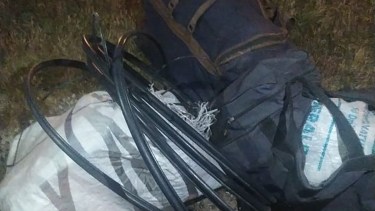 El detenido llevaba un bolso con cables que robó a metros del edificio del municipio de Villa Regina.