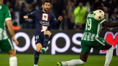 Messi metió un golazo de tres dedos.