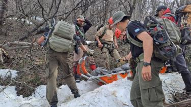 Agentes de Gendarmería, el Ejército y rescatistas de la Comisión de Auxilio de bariloche realizaron la evacuación de la persona descompensada. Foto: Gentileza
