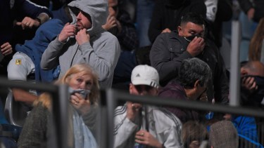 Miles de hinchas sufrieron las consecuencias de los gases lacrimógenos. (Foto: Télam)