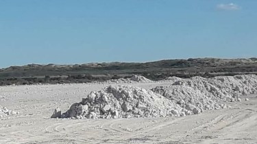 Los desechos de calcita de Alpat fueron utilizados como material de relleno en La Mar Grande
