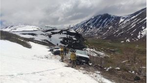 Rescataron a dos trabajadores de Chos Malal varados en zona de precipicio en el límite con Chile 