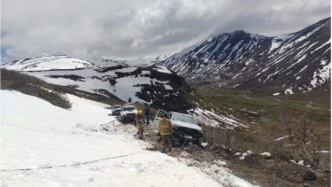 Rescataron a dos trabajadores de Chos Malal varados en zona de precipicio en el límite con Chile 