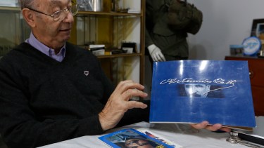 El padre Vicente removió archivos salesianos y de familiares de Zatti para reconstruir su vida con las fotos, cartas y documentos. Foto Juan Thomes.