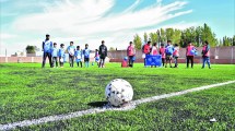 Imagen de Aniversario de Cutral Co: El club que estrenó césped sintético