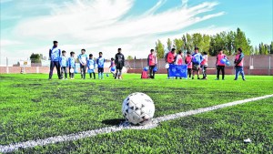 Aniversario de Cutral Co: El club que estrenó césped sintético