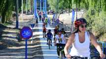 Imagen de Con una concurrida «bicicleteada», se inauguró la ciclovía de Ruta 6 en Roca
