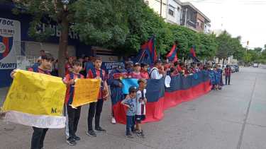 La concentración comenzó en la cancha ubicada en zona norte. Foto César Izza