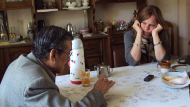 La periodista y productora Leda Berlusconi, una  entrevista en Bolivia (foto de tuiter)