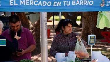 Todos los jueves, de 9 a 14, en el playón de básquet de la plaza Constituyentes, se reúnen los gacebos de las y los emprendedores del barrio del centro (foto Matías Subat)