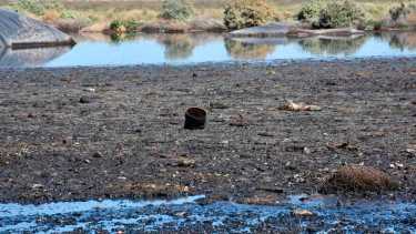 Las viejas piletas huelen a cloaca e hidrocarburo en la meseta (foto Matías Subat)