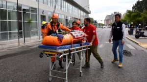 Video: cortaron la calle frente a un lujoso hotel de Neuquén, por un simulacro a más de 50 metros de altura