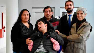 Facundo vive en Picún Leufú con su madre. Viajaron para una audiencia que se frustró. (Foto: Matías Subat)