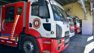 Investigan otro incendio intencional en Regina: prendieron fuego un auto y huyeron