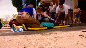 Un ciclista terminó herido tras ser arrollado por un camión de caudales, en pleno centro de Roca