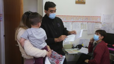 La vacunación continúa en diferentes hospitales de la provincia. Foto Archivo: Juan Thomes