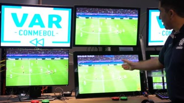 El VAR llegó en 2017 a la Copa Libertadores pero se usaba solo en series mano a mano. 