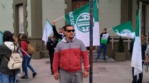 Imagen de Un encadenado en Casa de Gobierno denuncia despido injusto en Desarrollo Social de Neuquén