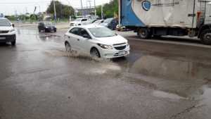 Otra vez la calle 9 de Julio se convirtió un lago de cloacas en Roca