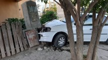 Imagen de Conductor se fugó de un control de alcoholemia y chocó contra una casa en Cinco Saltos