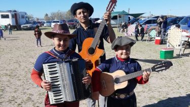 Nahiara junto a su padre José y su hermanito Luciano. Fotos Gisela Figueroa