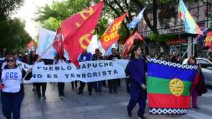 Cientos de manifestantes apoyaron a las comunidades mapuches en Roca