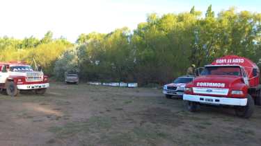 Ayer, dos dotaciones de Bomberos Voluntarios de Roca y una de Allen, intervinieron en el incendio de pastizales. Foto Gentileza. 