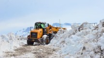 Imagen de Así despejan la nieve entre Caviahue y Copahue de cara a un verano en las termas con alto nivel de reservas