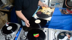 La pasión por los vinilos se renueva con una feria en Roca