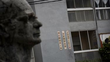 El edificio ubicado en avenida Argentina y Periodistas Neuquinos fue señalizado como sitio de la memoria en 2018. En diagonal custodia el monumento a Walsh. Foto Matías Subat