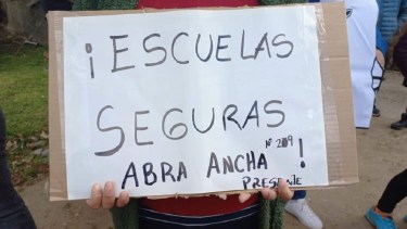 Por la explosión, marcharon y exigieron "escuelas seguras". Foto: Gentileza. 