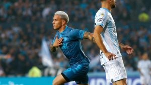 Con la ayuda de un blooper de Lampe, Racing le ganó un partido clave a Atlético Tucumán