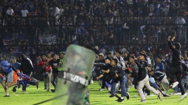 Más de 120 muertos por los disturbios en un partido de fútbol en Indonesia. Foto: AP  