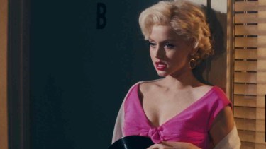 “Blonde”, la novela, fue publicada en 2000 y atacada ya en ese momento por quienes -con una visión purista- sostenían que la autora se había tomado demasiadas licencias sobre la imagen del icono. 