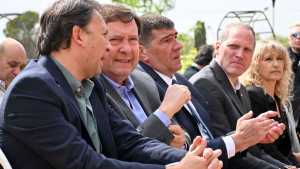 Weretilneck y Tortoriello cerca, pero distantes en el acto oficial de Cipolletti