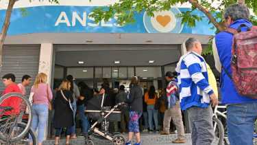 Los beneficiarios deben reempadronarse para seguir cobrando el beneficio. Archivo.