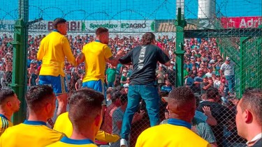 Los jugadores de Boca pidiendo calma en medio del caos en las tribunas. 