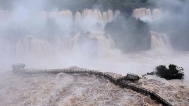 Personal de Prefectura Naval se encuentra abocado a dar con el turista desaparecido, a pesar de las inclemencias del tiempo.-