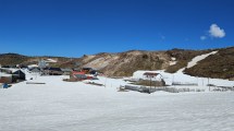 Imagen de Copahue bajo 5 metros de nieve: llegaron hasta la villa termal y encontraron esta maravilla