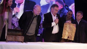 Aseguran que abrieron el cofre de los 100 años a escondidas: ¿Qué decía el pergamino?  