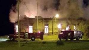 Se incendió un caserón histórico de Darwin que fue pulpería, cine y hotel