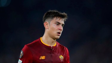 Paulo Dybala salió lesionado en el último partido que jugó con la Roma, después de marcar un gol. 