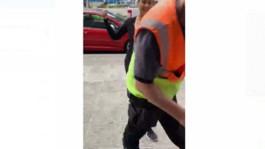 La multaron por estacionar frente a una rampa y golpeó al inspector de tránsito en Neuquén. Foto captura video