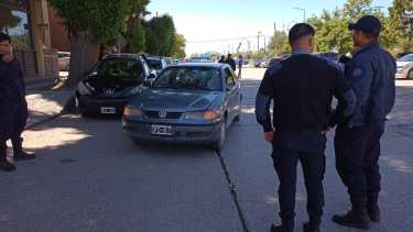 Un policía habría agredido al conductor tras un incidente vial en Roca