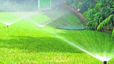 Además de ahorrar agua y ajustar un óptimo riego en nuestro jardín, el suelo se beneficia manteniendo “adecuadamente” el nivel de humedad. 