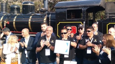 La Trochita fue distinguida ayer en la FIT con la Marca País Argentina que valora productos y atractivos turísticos. Estuvo la gobernadora Arabela Carreras y el diploma lo recibieron los trabajadores del tren a vapor. 