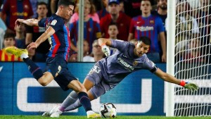 Lewandowski, rival de Argentina en el Mundial, la rompió en la victoria del Barcelona